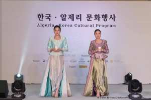 Modèles de Karakou de Samir Kerzabi honoré à Séoul