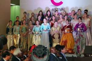 toutes les régions d\'Algérie avec en tête le karakou algérois, la robe kabyle, le haik la robe saharienne honoré à Séoul