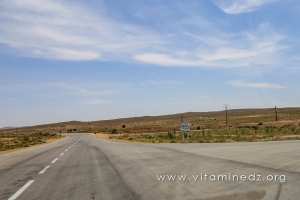 Route d\'El Ghicha (Wilaya de Laghouat) à droite Terkellal et Tadjrouna