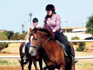 Alger -  Centre équestre du Caroubier:  Le cheval, ça les botte !