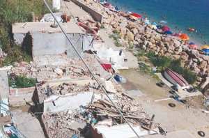 ARRÊT SUR IMAGE:  Ain Taya  -  Une plage bidonville