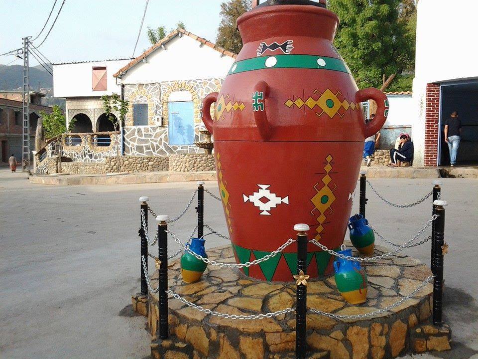 Un chef-d'œuvre dans l'une des places de Houra Bouzeguène