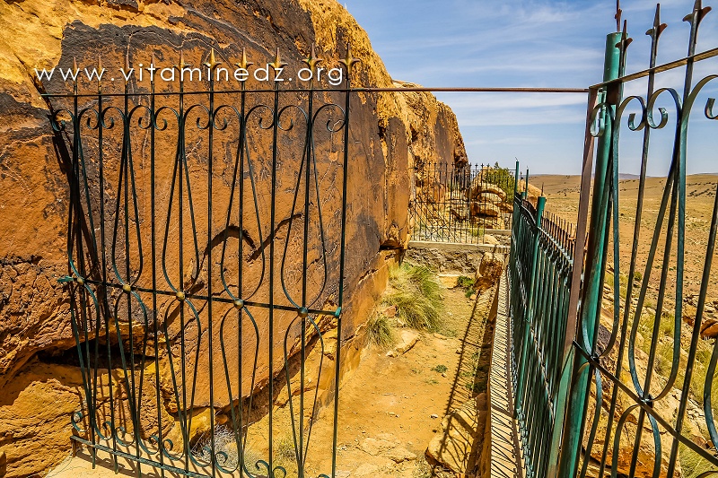 Gravures rupestres d'El Ghicha (Aïn safsafa) Wilaya de Laghouat ... encerclée par une cloture monstrueuse;  Merci l'OGEBC