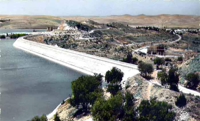Mascara  -  Travaux de désenvasement du barrage de Bouhanifia à la traîne