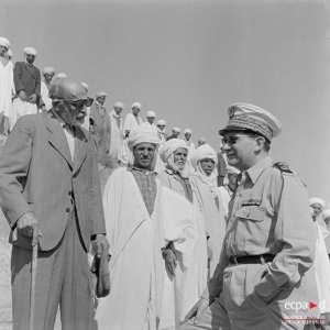 Les débuts de la guerre d'Algérie (1954-1955) . Jacques Soustelle, gouverneur général de l'Algérie, effectue un voyage d'inspection dans les Aurès