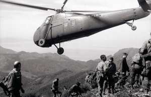 Un hélicoptère Sikorsky H-34 survole des soldats de l’armée de l’air, durant une patrouille dans le Djebel Chélial, le 12mars 1961.