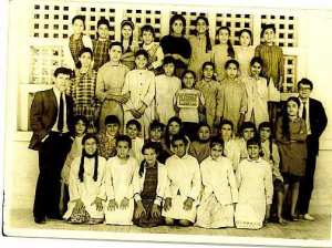 photo de classe de 6ème avec Mr Merah et Mr Martin, une classe de filles: