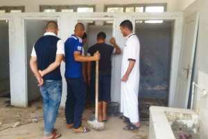 DEVANT L’INERTIE DE L’APC DE KHEMIS EL-KHECHNA:  Des bénévoles nettoient et réparent les sanitaires d’une école primaire