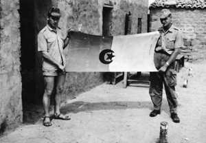 Prise d'un drapeau FLN en fouille de mechta