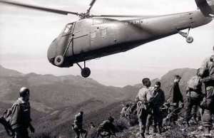 Un hélicoptère Sikorsky H-34 survole des soldats de l'armée de l'air, durant une patrouille dans le Djebel Chélial, le 12mars 1961.