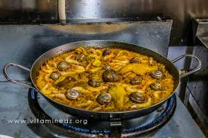 Paella avec des escargots - Restaurant le Crabe sur la route de Boukhenais (Tounane)