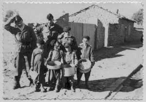 Le 4ème Régiment des Chasseurs d'Afrique en Algérie Les gamins du village de Foum.Toub