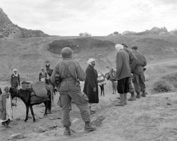 Des parachutistes français en patrouille dans le massif de l'Aurès, le 12 novembre