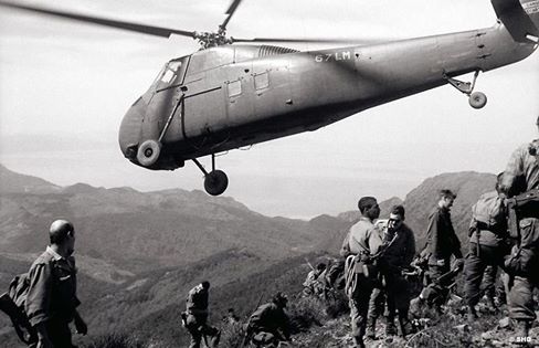 Un hélicoptère Sikorsky H-34 survole des soldats de l’armée de l’air, durant une patrouille dans le Djebel Chélial, le 12mars 1961.