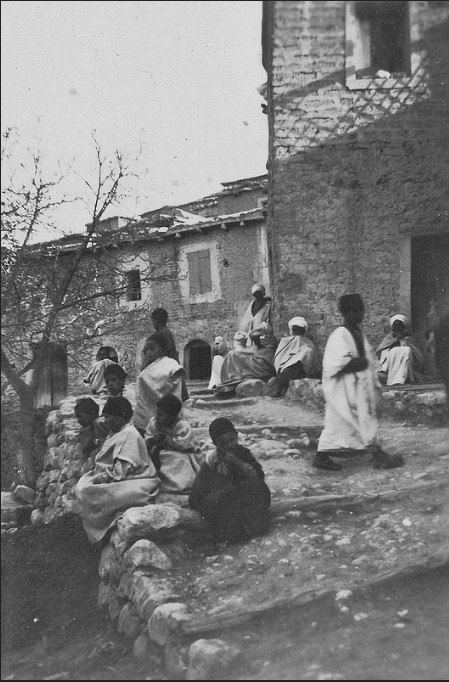 كتاب بمنطقة منعة ولاية باتنة .التقطت سنة 1937