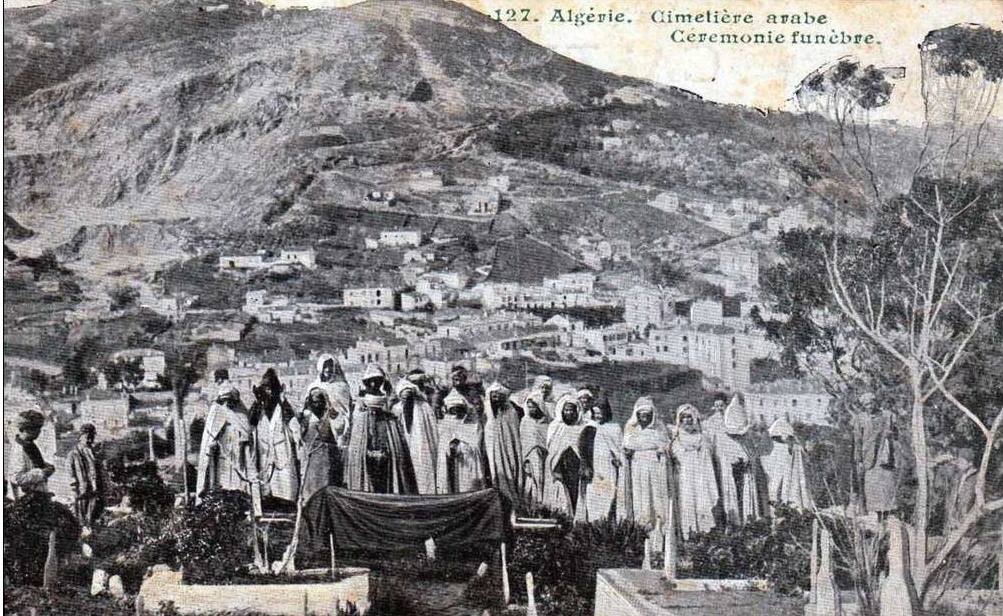 التقطت الصورة باحد المقابر سنة , 1916 مراسم دفن احد الموتى