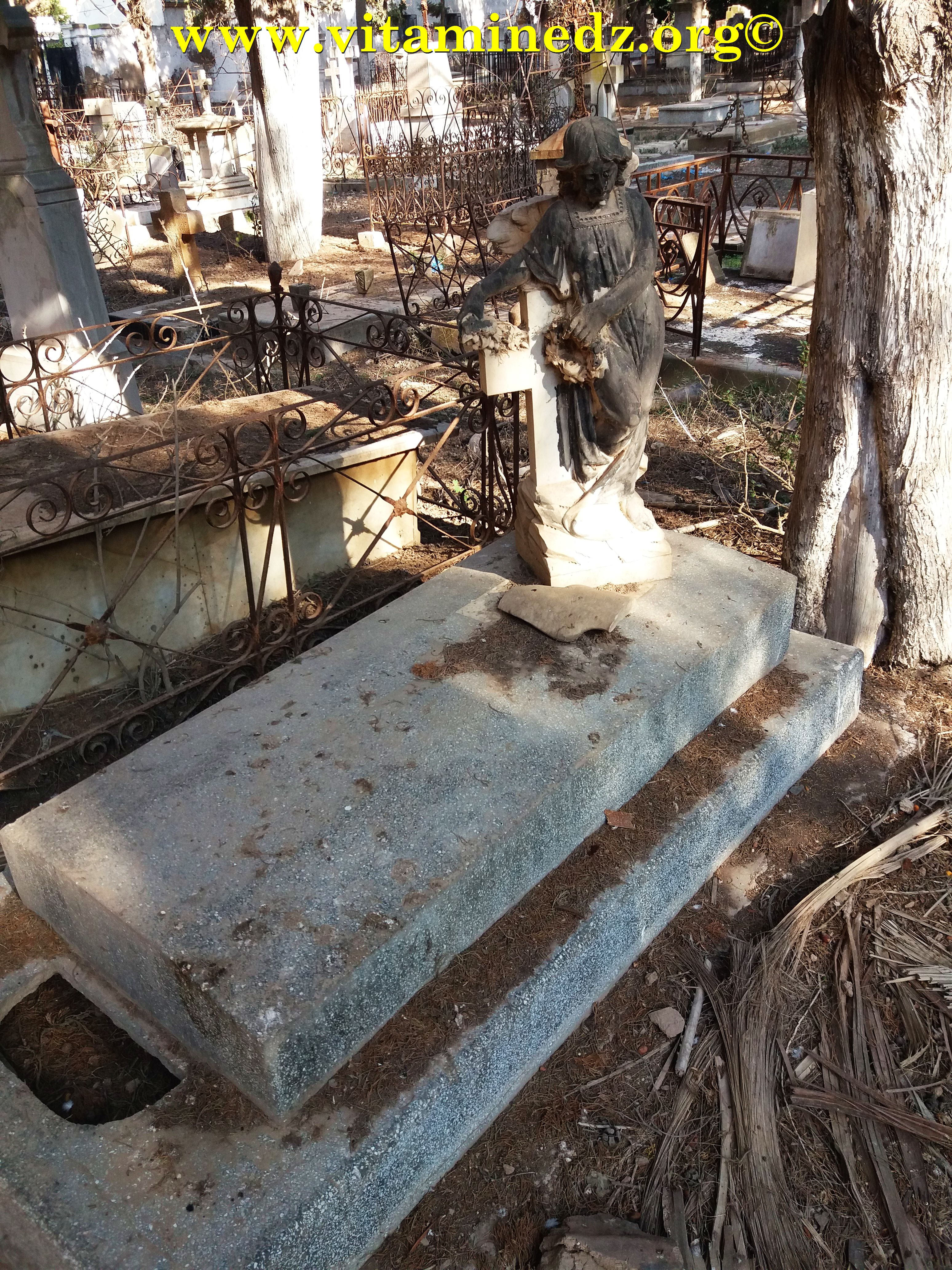 une simple tombe au cimetière chrétien de Ghazaouet (ex Nemours) Tlemcen