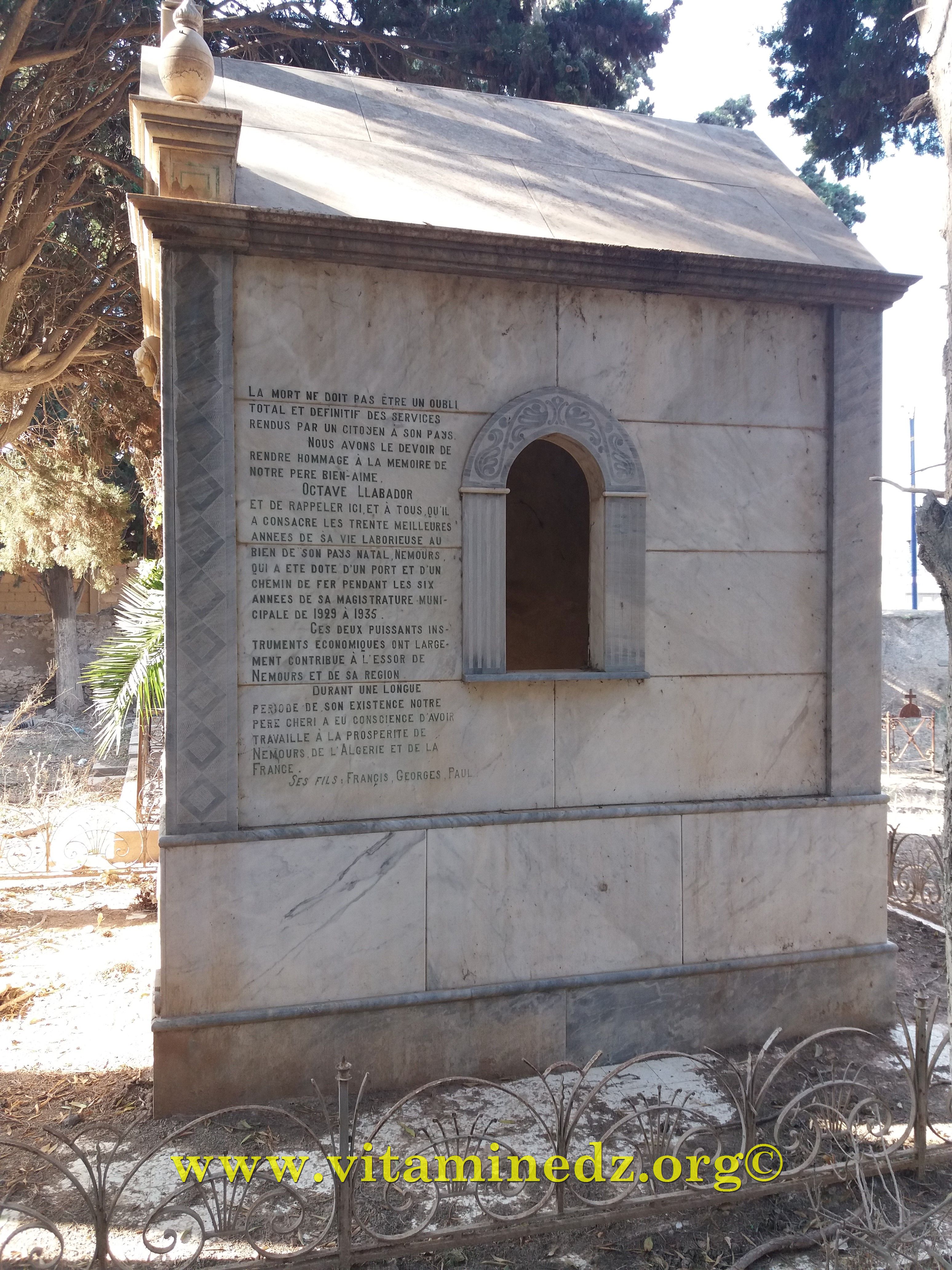 Caveau de la famille LLABADOR Coté droite