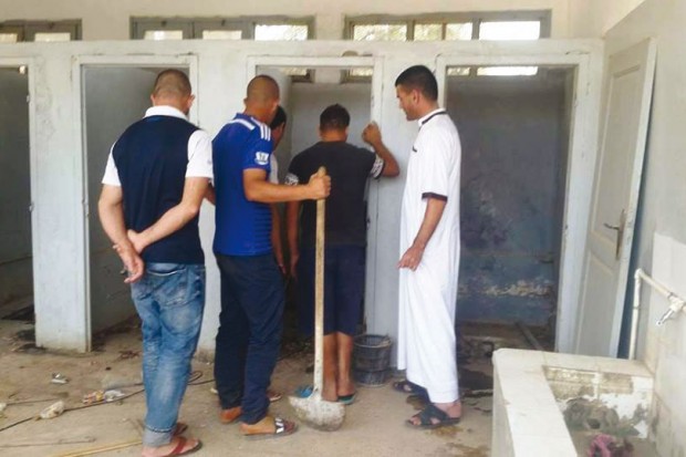 DEVANT L’INERTIE DE L’APC DE KHEMIS EL-KHECHNA:  Des bénévoles nettoient et réparent les sanitaires d’une école primaire