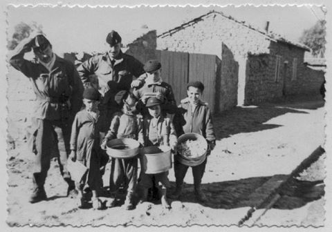 Le 4ème Régiment des Chasseurs d'Afrique en Algérie Les gamins du village de Foum.Toub