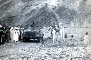 Une automitrailleuse française patrouille dans le massif des Aures le 12 novembre 1954