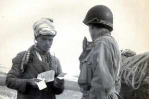 Un paysan dans les monts Yabous est contrôlé par un soldat français en 1954.