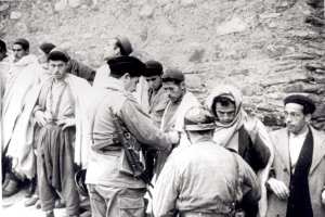 Fouille de suspects par des soldats français