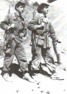 Guerre d'Algérie .. Hamou Amirouche secrétaire du colonel Amirouche (à gauche)