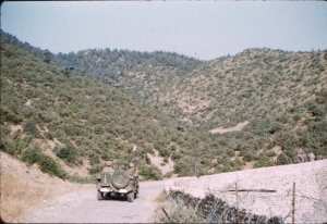 La Jeep de la Compagnie nous a livré le courrier à la Tour Controle à Chélia Aurès