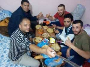 مقراني يزيد مع اصدقائه