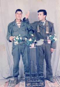 صورة على اليمين زراولية جمال وعلى اليسار شوف صالح ايام الخدمة الوطنية بتبسة