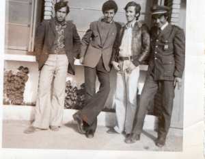 الصورة اخذت في العاصمة من اليمين الى اليسار مقراني المقراني المعروف بلهيس اخي صديقينا عيسى عجودي انا ومسعود لكحل