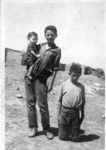 انا حامل البنت رحمة الله عليها دليلة تاغريست بنت عمار اخت بشير وعبدالمالك وبلقاسم والجالس هو مسعود تاغريست الصورة اخذت في مكان منزل بولعزيز محمد بيابوس