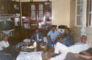 الصورة اخذت ببيتي بها كل من من اليمين الى اليسار الممتد عمي محمد رحمة الله عليه محمد تاغريست انا عبدالحميد زراولية وابن العم عبدالحميد مقراني