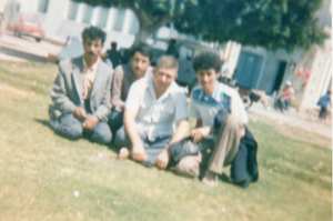 الصورة اخذت بتونس من اليمين الى اليسار انا -المرحوم بولالي مسعود- صديقي الحاج احمد عروسي - والمرحوم ابن خالتي عبدالرحمان قاطي