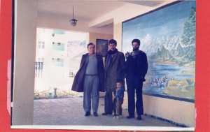 الصورة أخذت باكمالية يابوس مع الزميلين المرحوم احمد بن عباس على اليمين والمرحوم عبدالحميد بناجي وابنتي حكيم