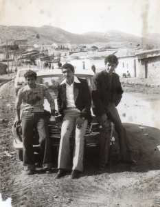 هذه الصورة اخذت بوسط قرية يابوس ايام كان يابوس عبارة عن دوار امام منزل الحاج ثالح شوفاوي وتظهر دكاكين الموجودة بالطريق الرئيسي الى رأس الهنشير . بالصورة انا على اليمين والشيخ سيدي مبارك والحاج بالولي عبدالله نعم كانت وقت