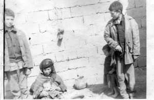 الصورة هذه تبين حياة الشعب الجزائري سنوات الاستقلال الاولى على اليمن تاغريست لمبارك المدعو بليش البنت هي دليلة تاغريست توفيت رحمة الله عليها الجالسة المرحومة خالتي حفصية مشكان زوجة تاغريت عمار والمرحومة ابنتها وعلى اليسار مسعود تاغريست الصورة في يابوس داخل منزل الشيب عمار رحمة الله عليه