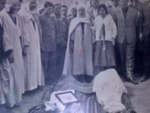   مراسيم دفن الشهيد عبد المجيد عبد الصمد بقبرة الشهداء بيابوس صائفة 1962 .