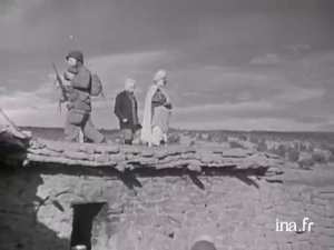 Dans l'Aurès encerclé, les opérations de ratissage se poursuivent. Secteur par secteur, la montagne va être contrôlée jusque dans ses moindres recoins pour y faire renaître le calme et la sécurité. Un important engagement a eu lieu dans les environs de Chélia où une unité parachutiste a pénétré dans le village de Yabous en flammes.