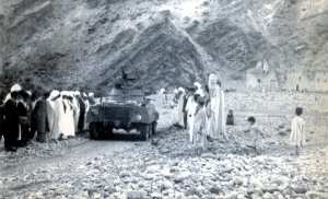 Une automitrailleuse française patrouille dans le massif des Aures le 12 novembre 1954