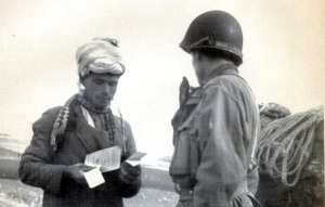 Un paysan dans les monts Fou toub est contrôlé par un soldat français en 1954.