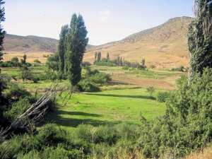 منطقة الأوراس  ملحمة التاريخ  ؛ الأوراس عبارة عن سلسلة جبال على الحدود بين باتنة وخنشلة في الشمال الشرقي للبلاد، به أعلى قمة في شمال الجزائر  قمة شيليا  2328 م.