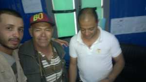 مقراني يزيد  مع زملائه  النجاز بعص الاعمال المكتبية