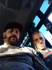 يزيد مقراني في الطائرة من الجزائر العاصمة الى تمنراسنت بعد تربص دام اسبوع بالعاصمة