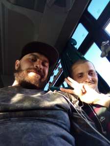 يزيد مقراني في الطائرة من الجزائر العاصمة الى تمنراسنت بعد تربص دام اسبوع بالعاصمة