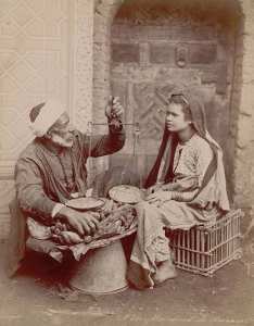 Une jeune femme avec un marchand de bananes Casbah d'Alger  - Algérie, c1892