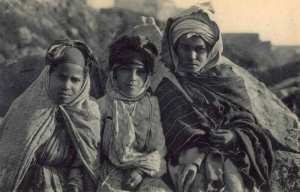 Trois jeunes filles de la tribu des Ouled Naïl. - Algérie 1918