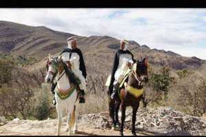 صورة لفرسان الشاوية باللباس التقليدي