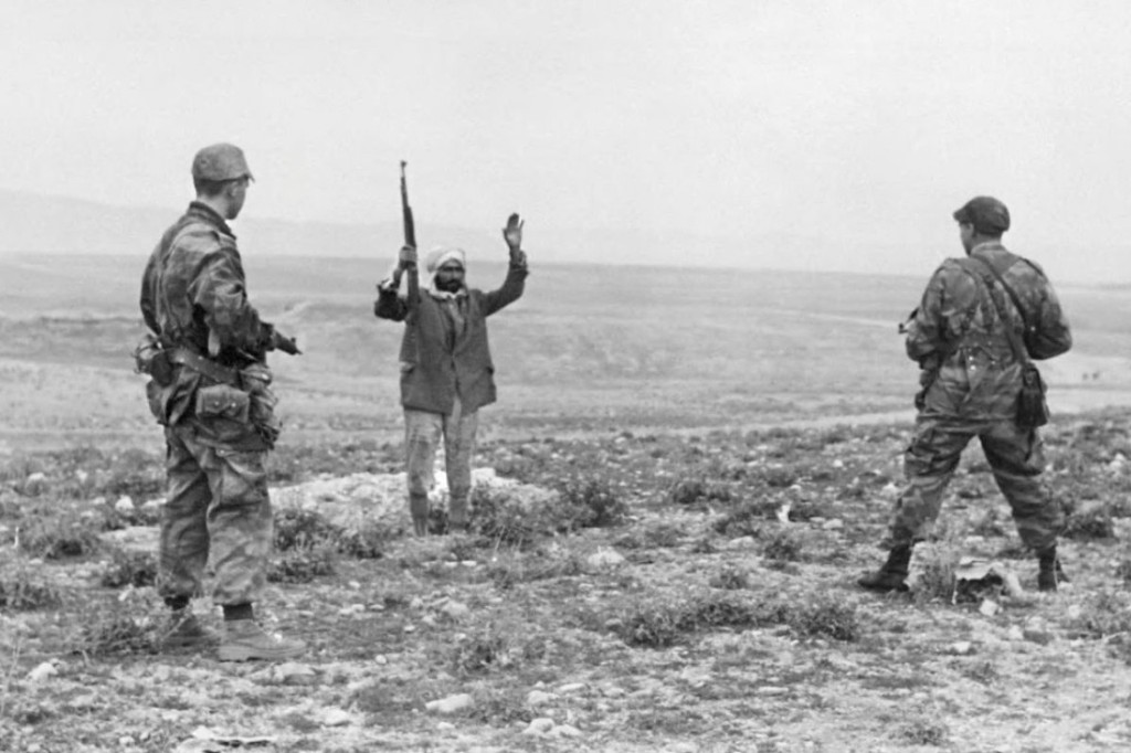 Un Moudjahid est arrêté  par deux militaires français  en janvier 1958 dans le djebel Tarf